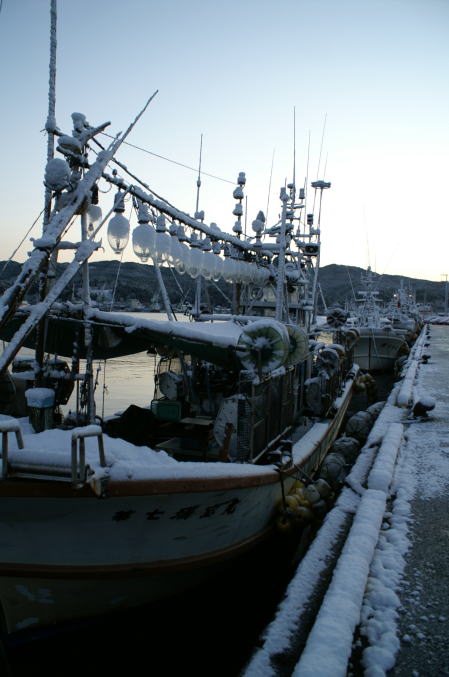 雪が積もったイカ釣り船