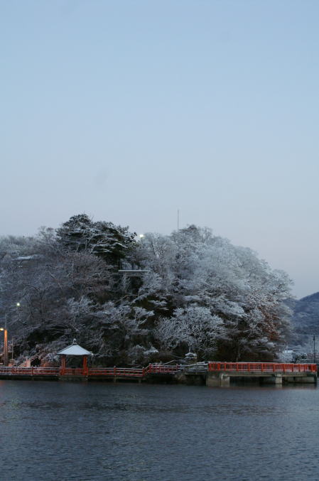 初雪の日の出前