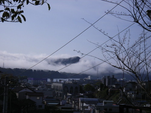 朝もやにけむる大島